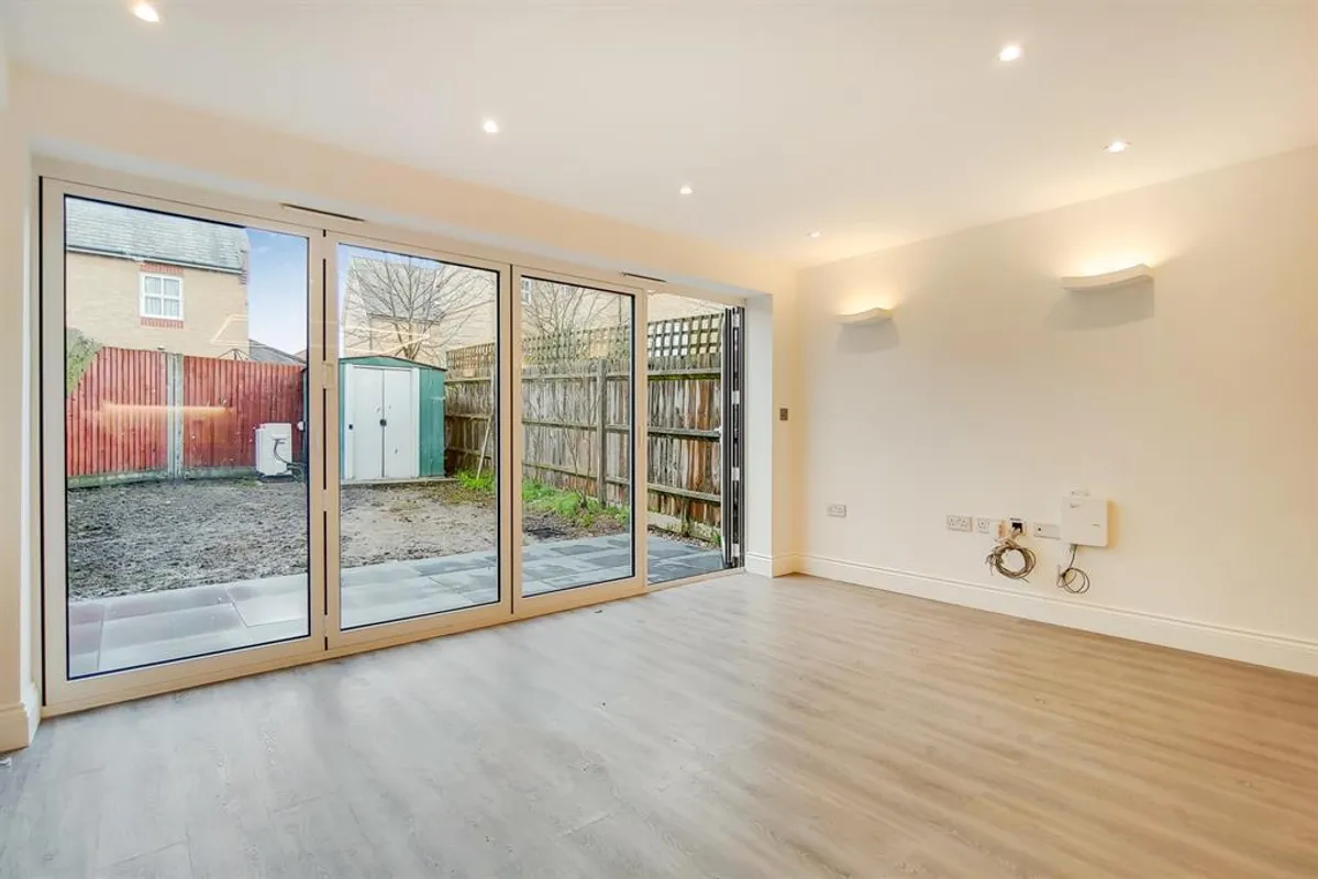 Flat Pellatt Road in Greater London
