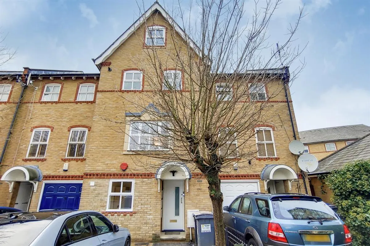 Flat Pellatt Road in Greater London