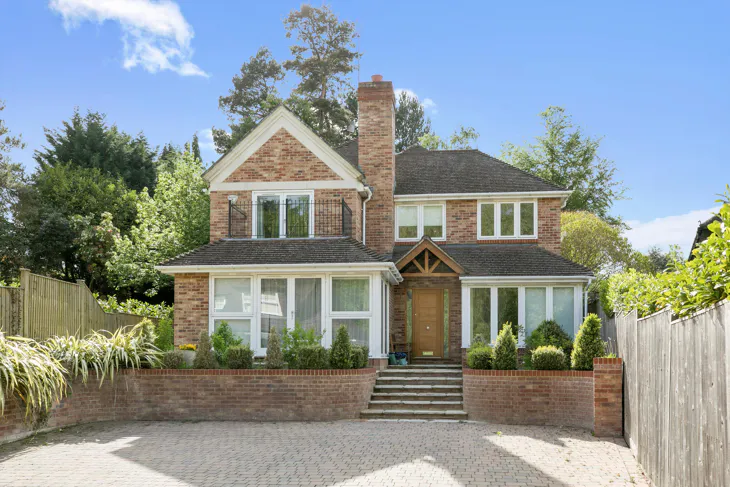 House Sandy Lane in Elmbridge