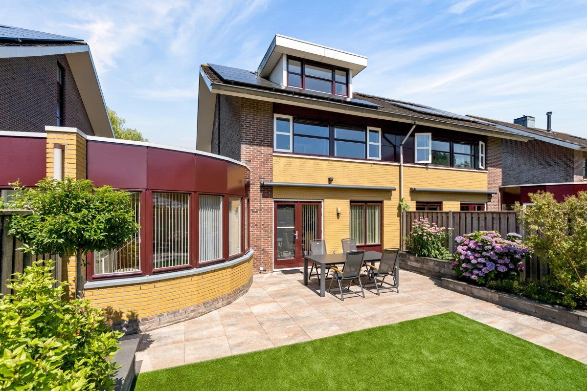 Tussenwoning te koop: Herfststraat 28, Almere