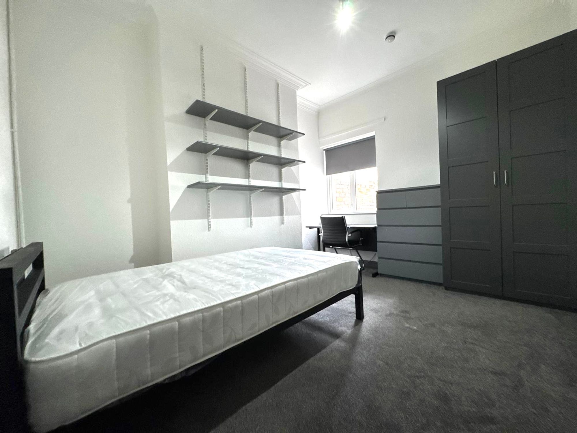 Room Mackintosh Place in Cardiff