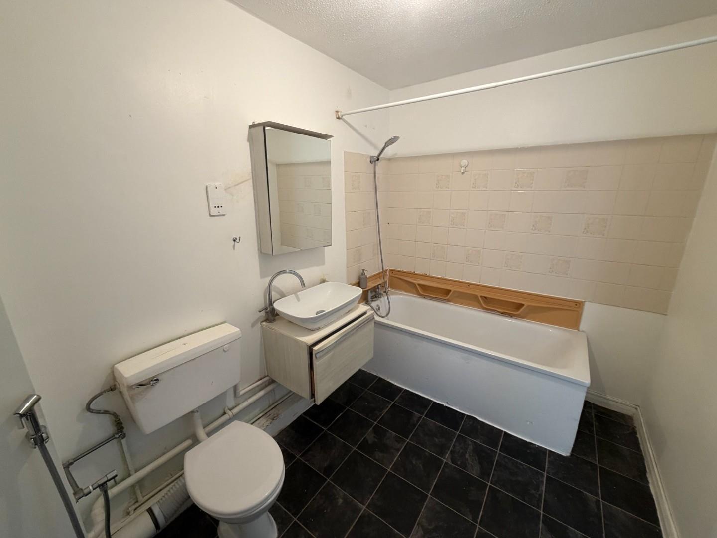 Flat Rowan Close in London