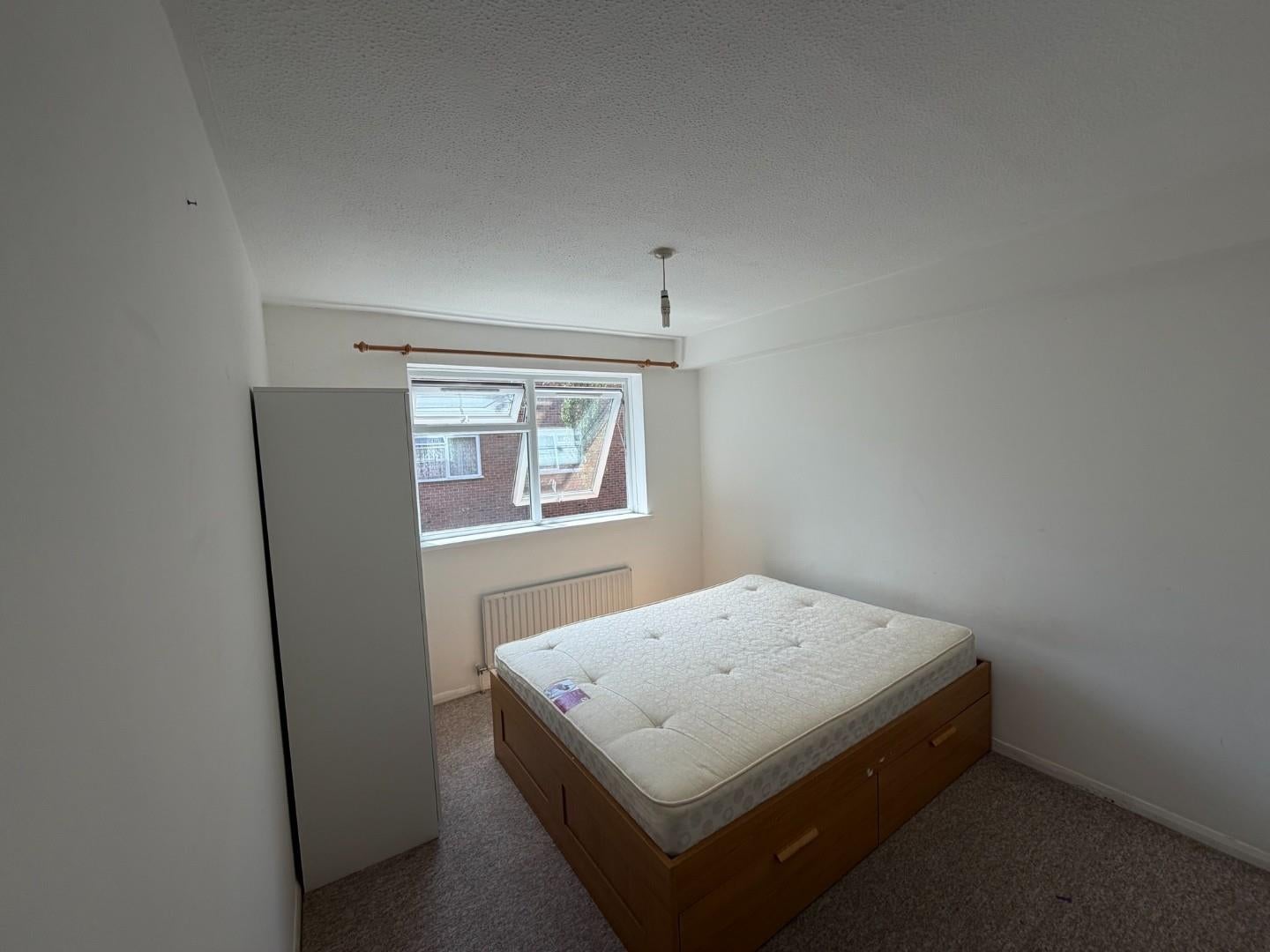 Flat Rowan Close in London