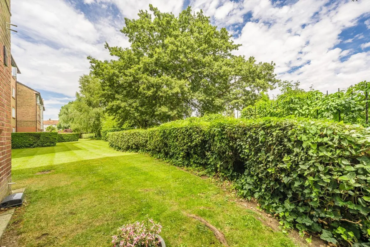 Flat Peartree Avenue in Greater London