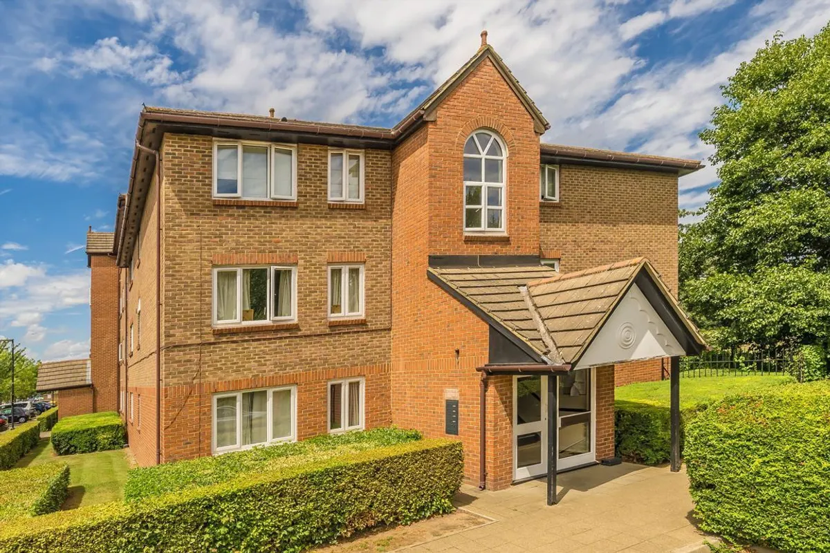 Flat Peartree Avenue in Greater London