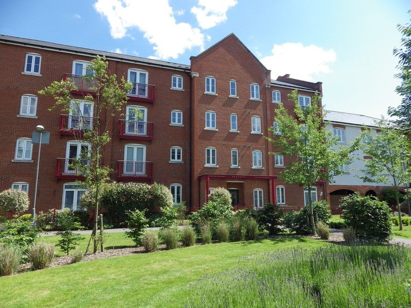 Flat Coxhill Way in Aylesbury