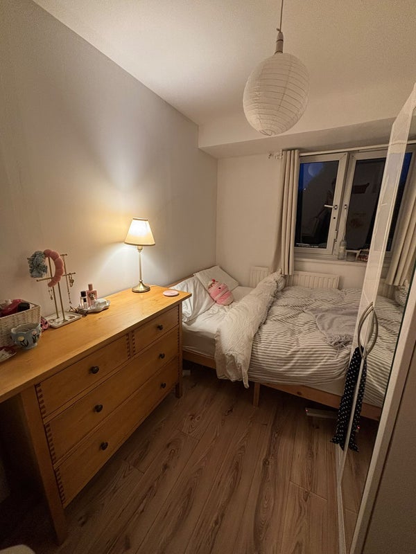 Room Burge Street in Greater London