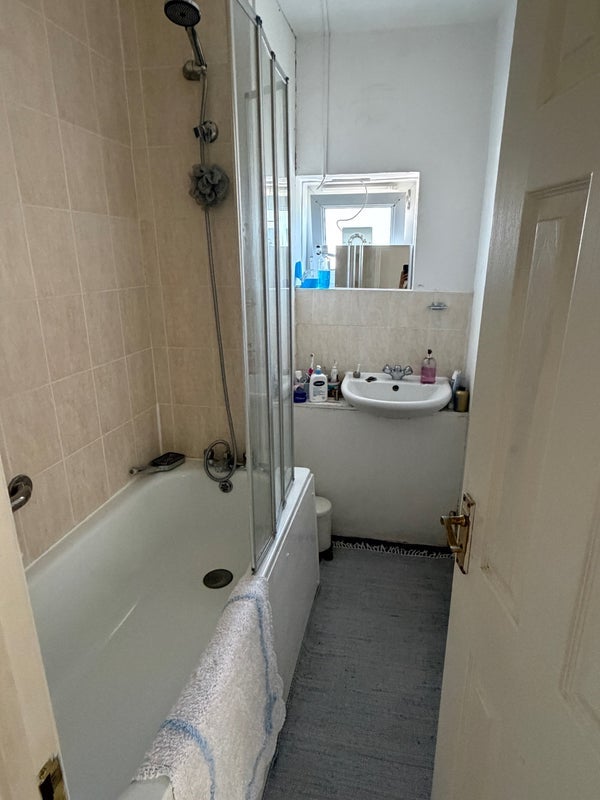 Room Burge Street in Greater London
