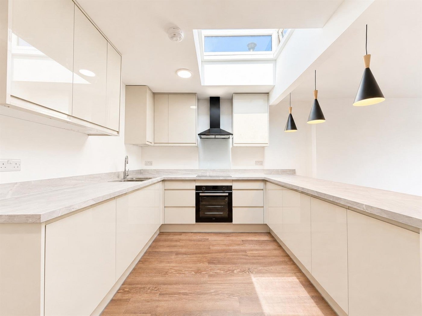Flat Harlington Road West in Greater London