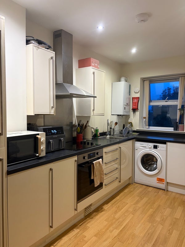 Room Luckwell Road in Bristol