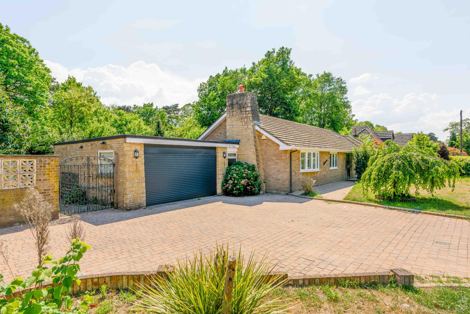 House Oatlands Avenue in Elmbridge
