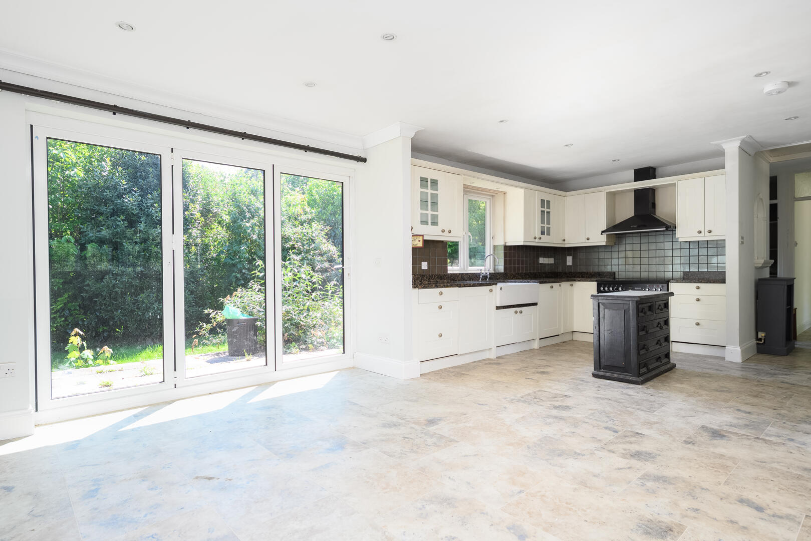 House Oatlands Avenue in Elmbridge
