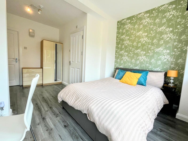 House Manor Drive North in Greater London