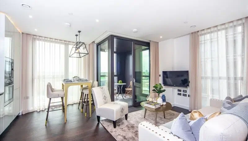 Flat Ponton Road in Greater London