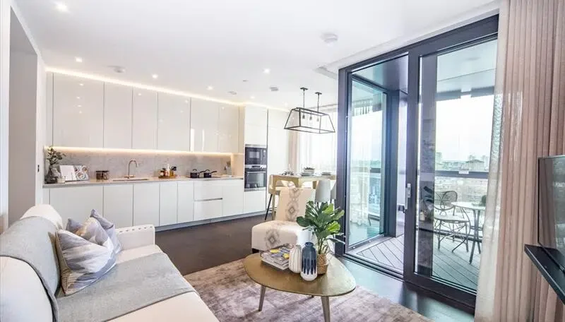 Flat Ponton Road in Greater London