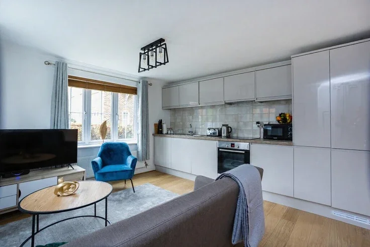 Flat London Road in Borough of Runnymede