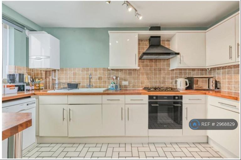 Flat Magdalen Road in Greater London