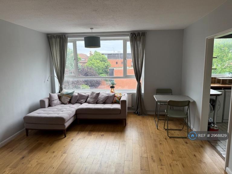 Flat Magdalen Road in Greater London
