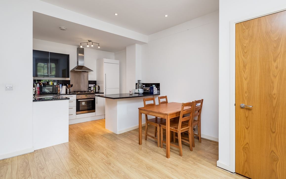 Flat Clapham Road in Greater London