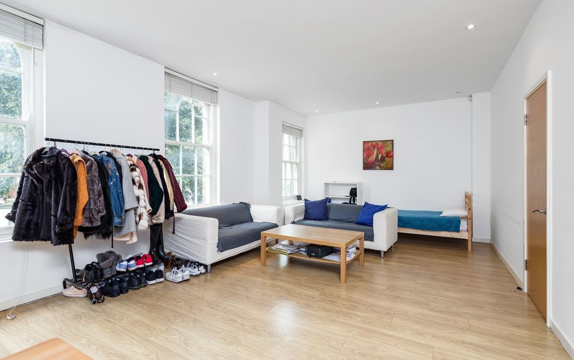 Flat Clapham Road in Greater London