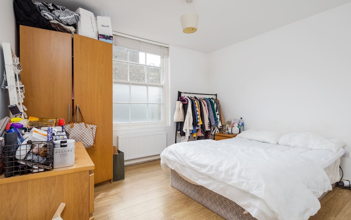 Flat Clapham Road in Greater London