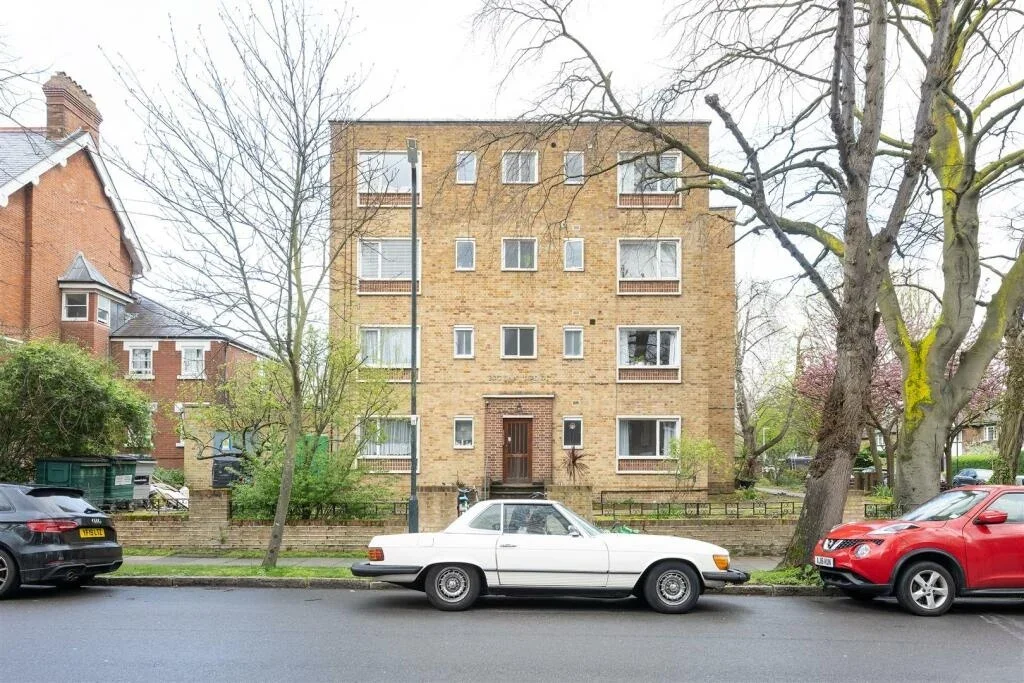 Flat Aberdeen Park in Greater London