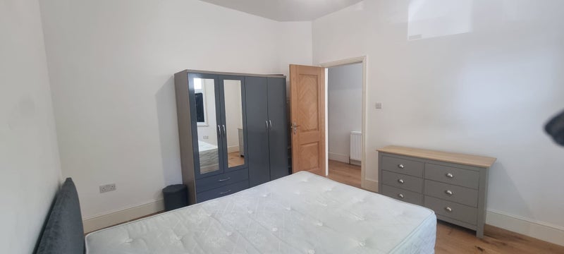 Room Carlingford Road in Greater London