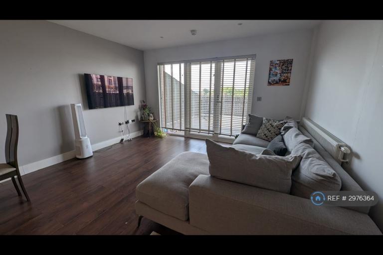 Flat Pinner Road in Greater London
