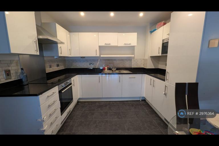 Flat Pinner Road in Greater London