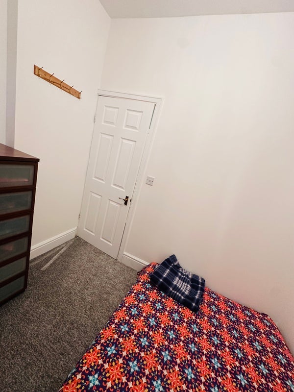 Room Hemmons Road in Manchester