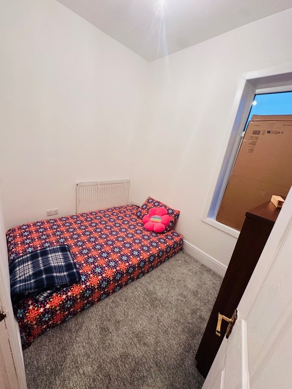 Room Hemmons Road in Manchester