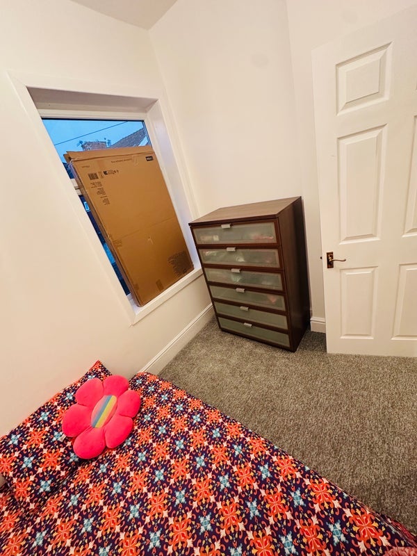 Room Hemmons Road in Manchester