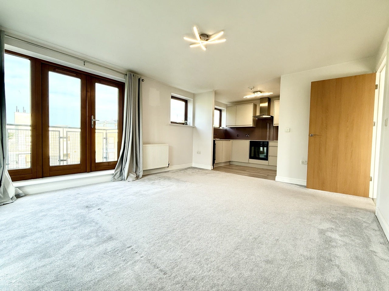 Flat Commonwealth Drive in Crawley
