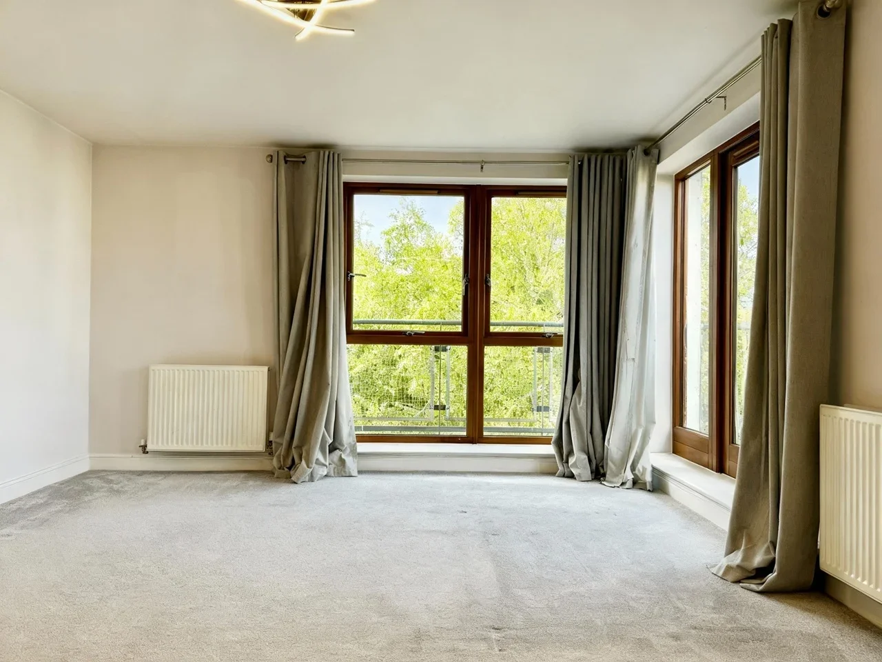Flat Commonwealth Drive in Crawley