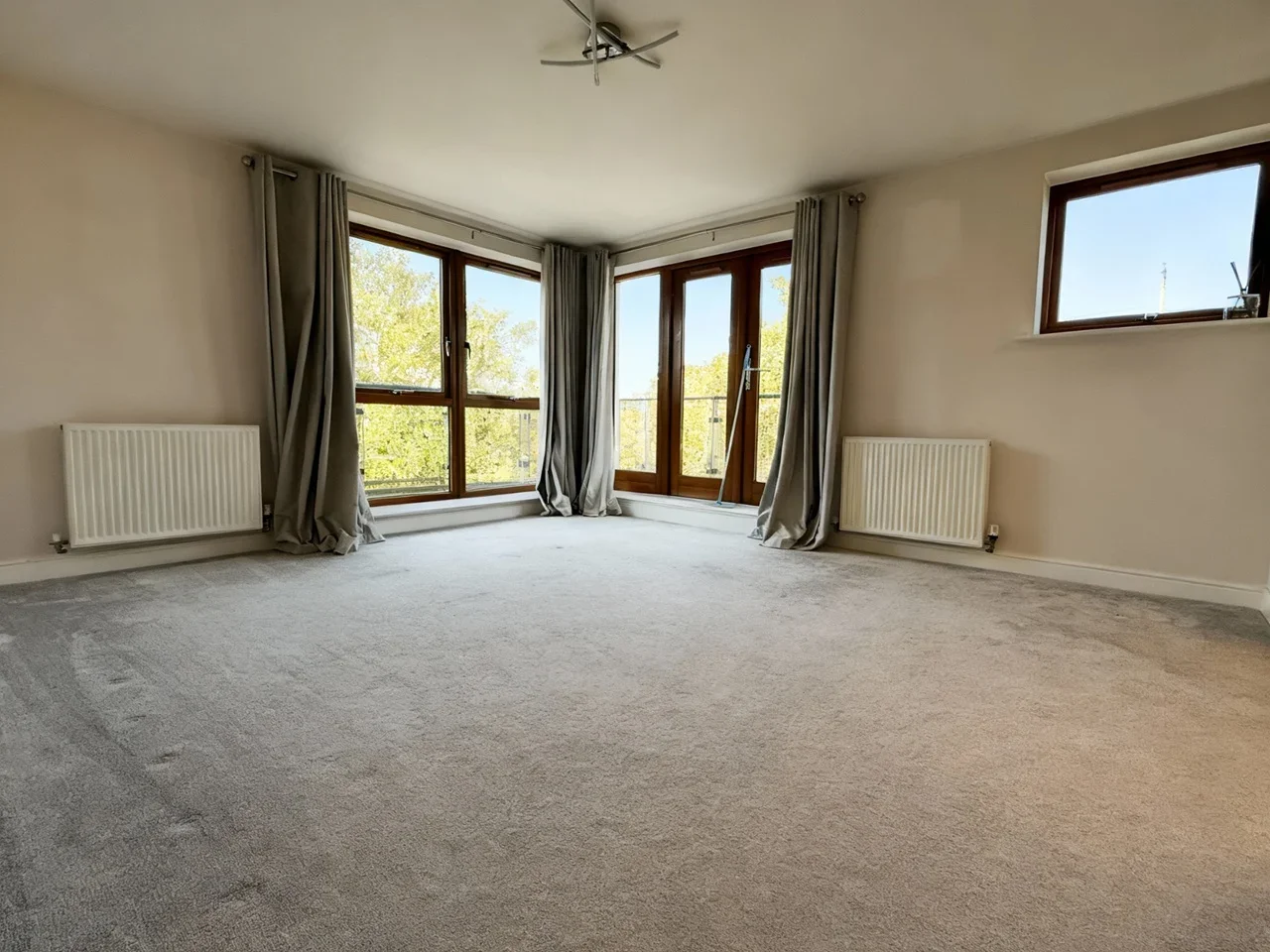 Flat Commonwealth Drive in Crawley
