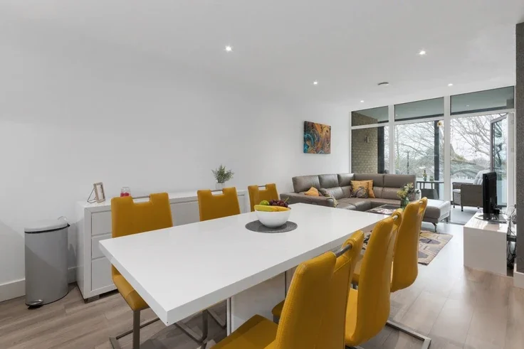 Flat Fraser Nash Close in London