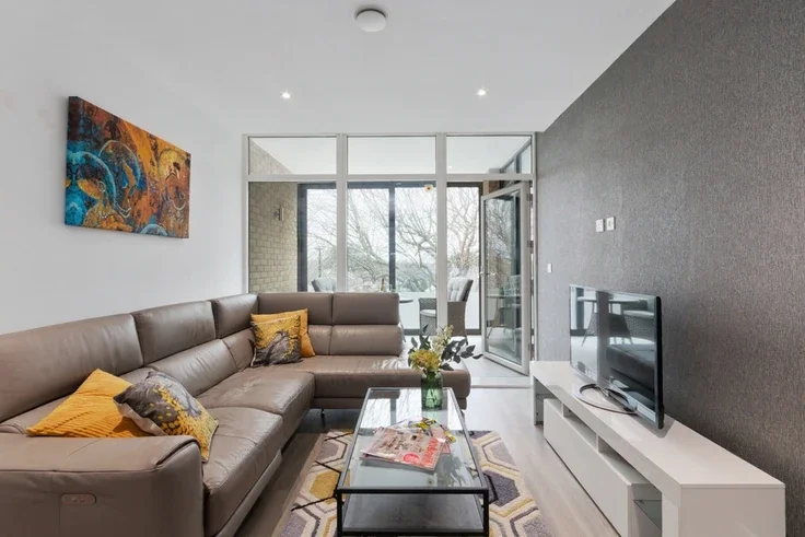 Flat Fraser Nash Close in London