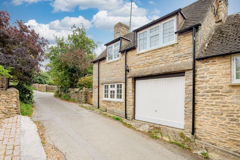 House Peaks Lane in West Oxfordshire