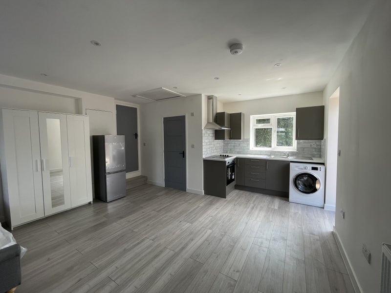 Room Cobbles Crescent in Crawley