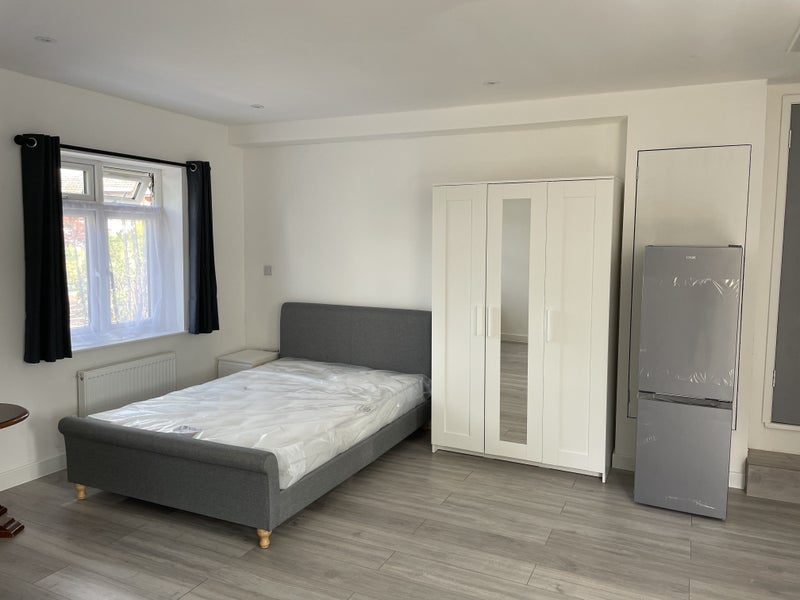 Room Cobbles Crescent in Crawley