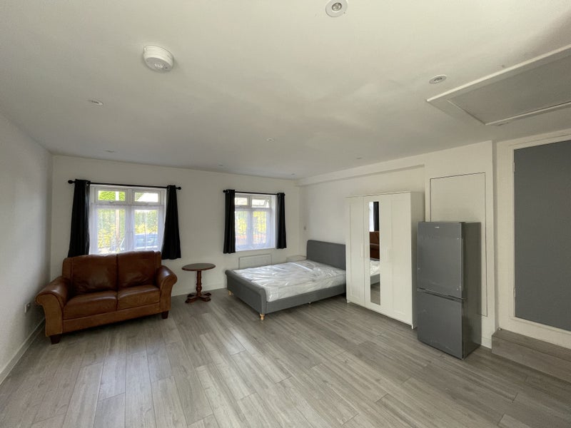 Room Cobbles Crescent in Crawley