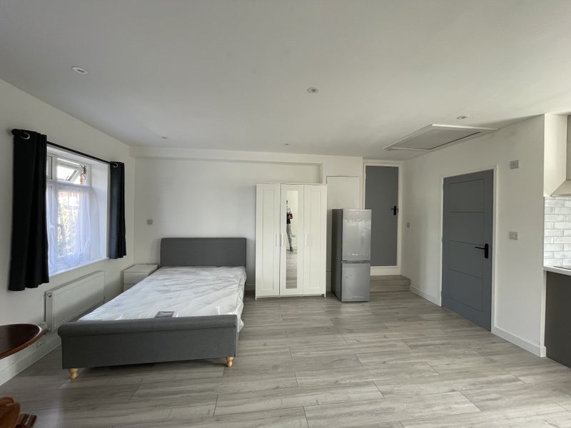 Room Cobbles Crescent in Crawley