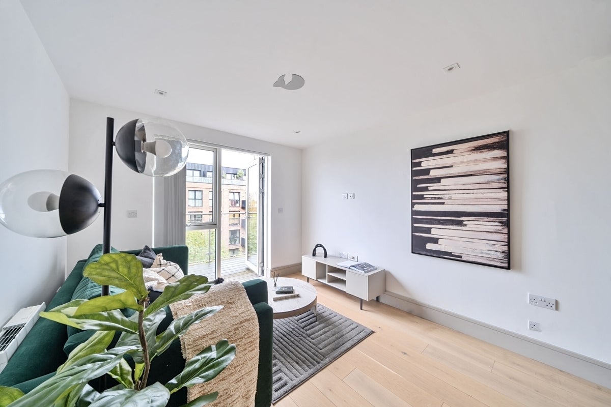 Flat Lawrence Road in Greater London