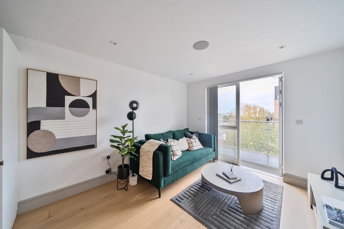 Flat Lawrence Road in Greater London