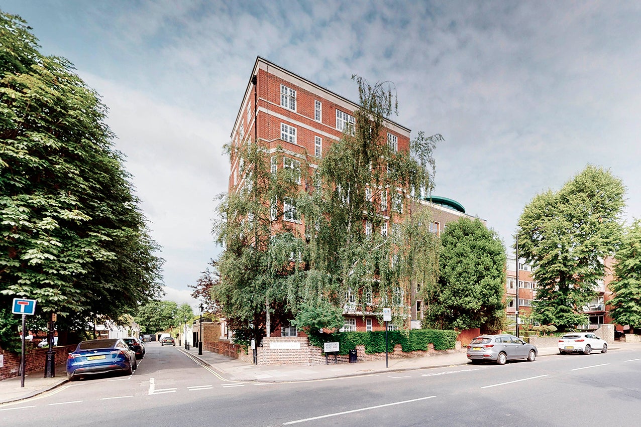 Flat Grove End Road in City of Westminster