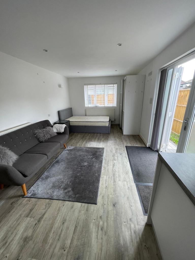 Flat Anstead Drive in Greater London