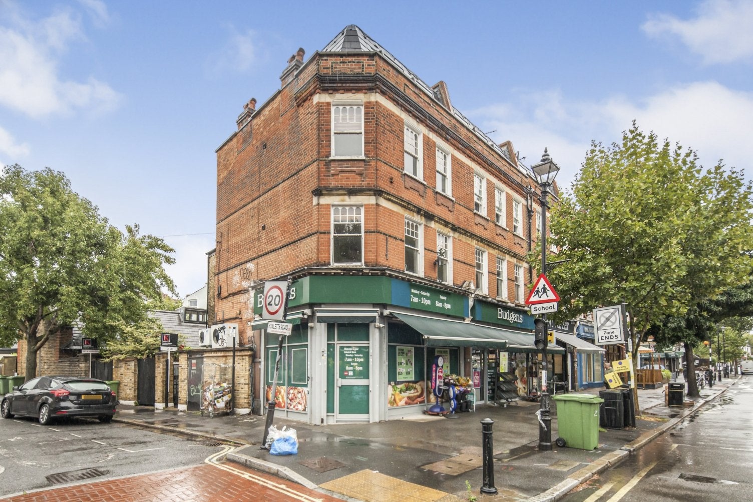 Flat Half Moon Lane in Greater London