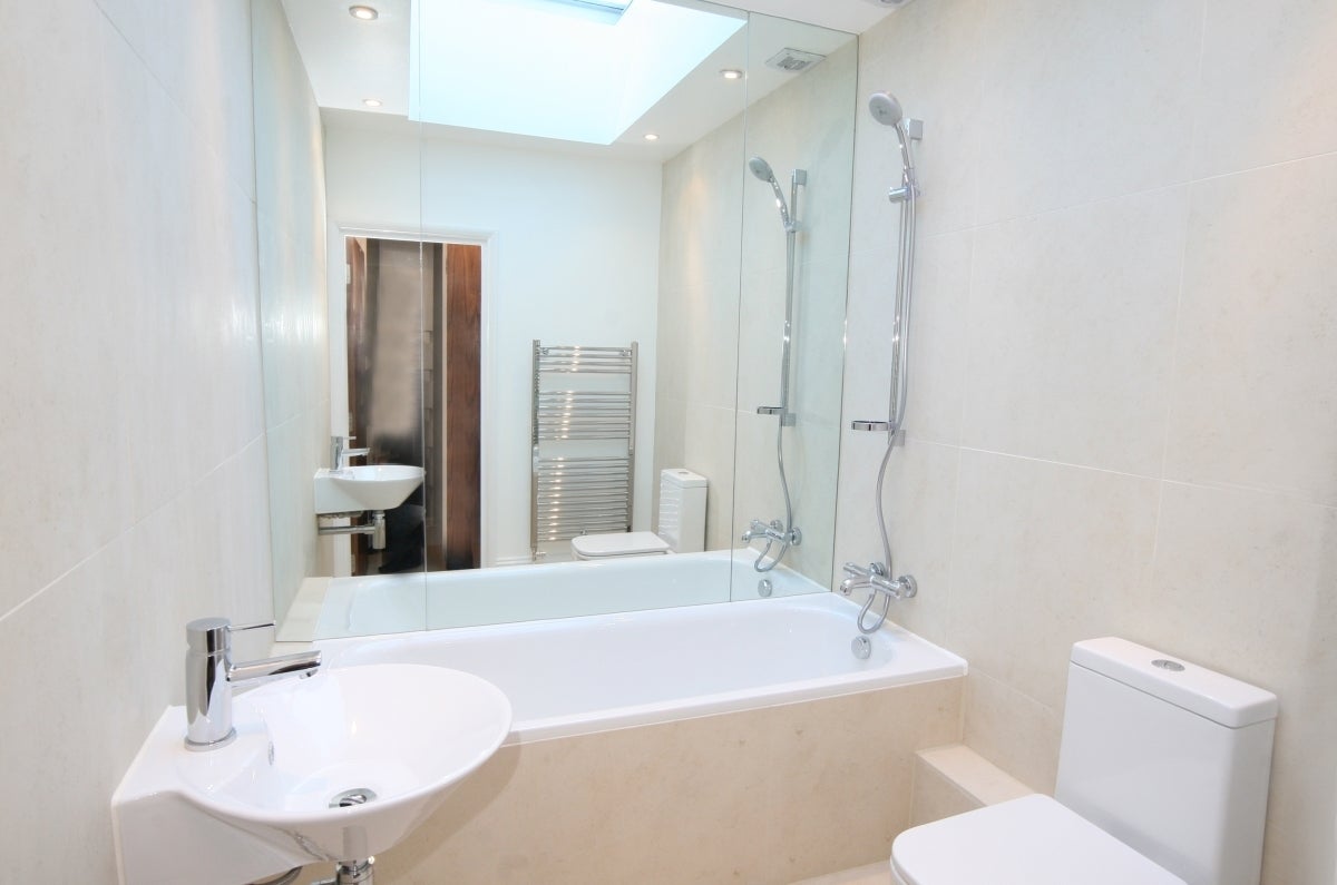 Flat Castletown Road in Greater London