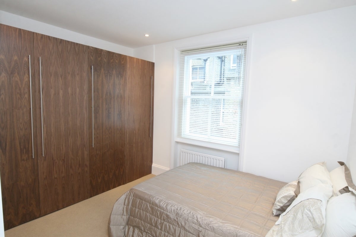 Flat Castletown Road in Greater London