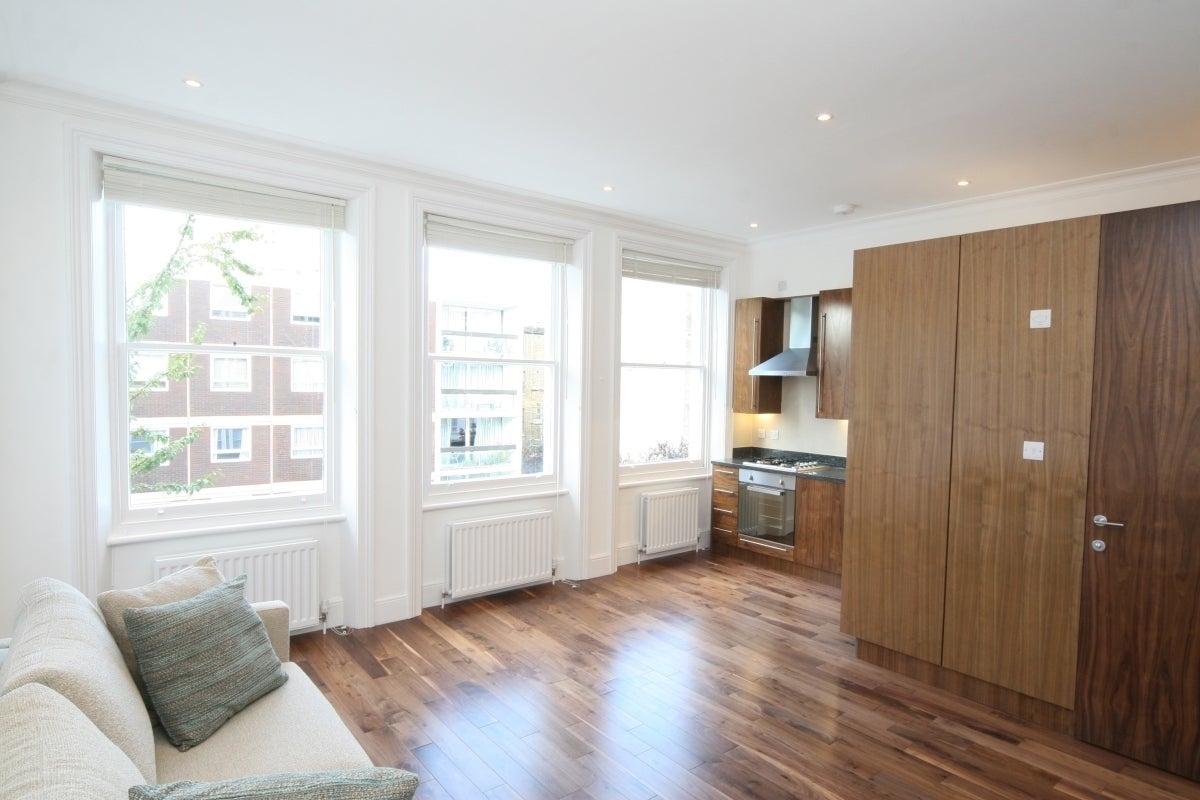Flat Castletown Road in Greater London